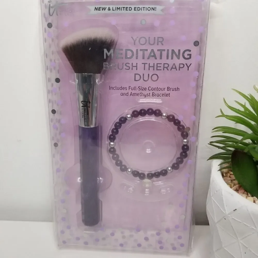 It cosmetics contour brush and bracelet set